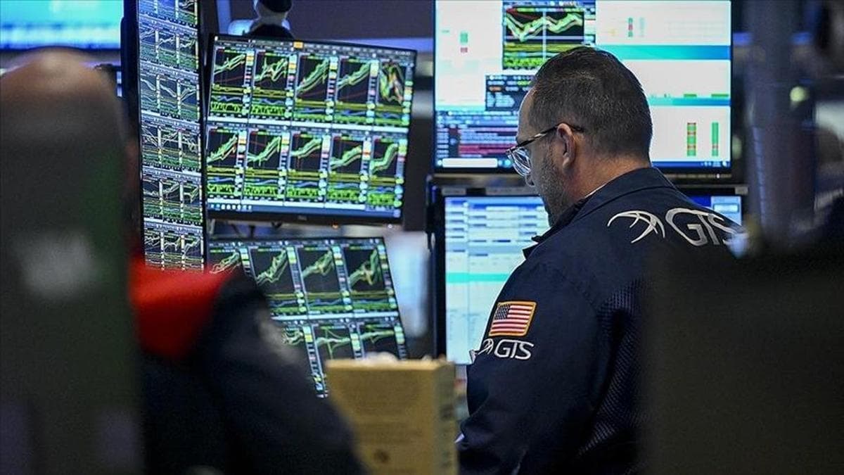 Global Markets Brace for U.S. Employment Data Amidst Sharp Sell-Off in Tech Stocks