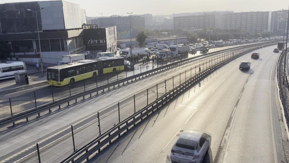 Tragic Collision in Küçükçekmece: Three Lives Lost in Bus Crash