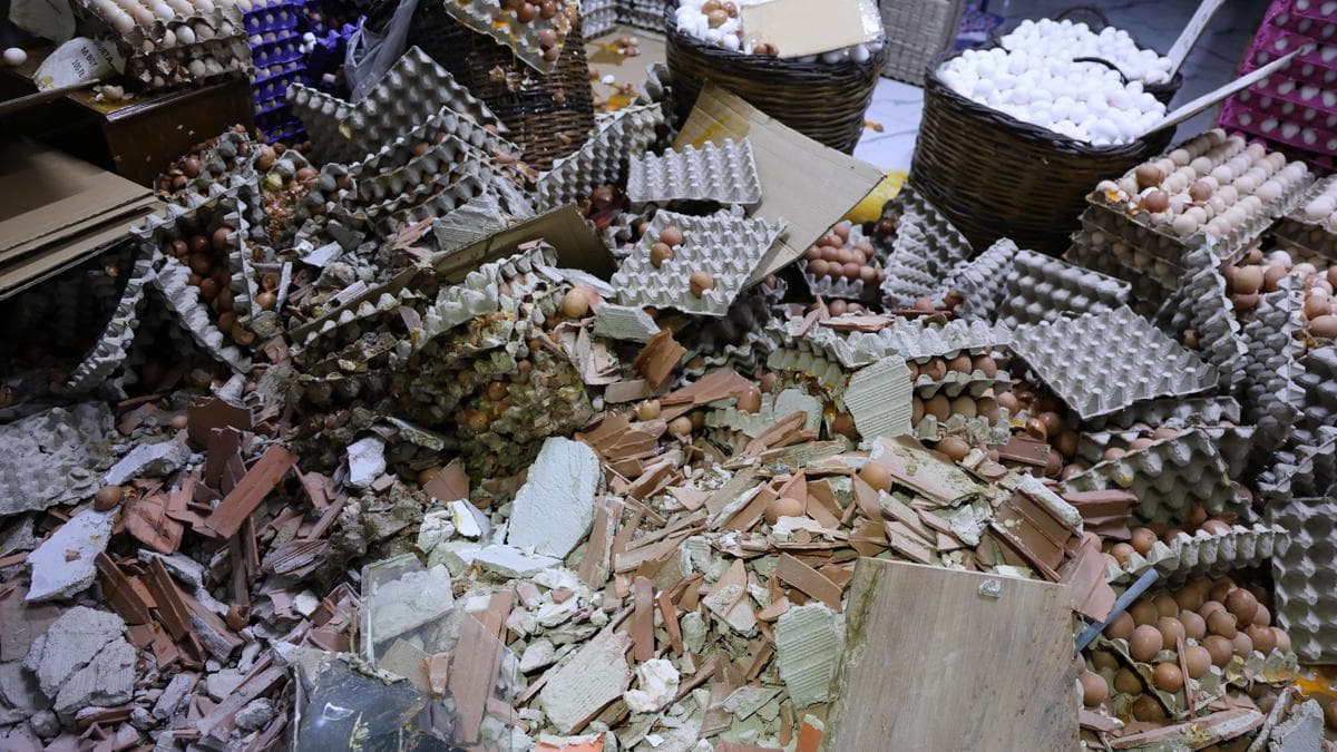 Car Crashes into Döner Shop in Izmir, Thousands of Eggs Shattered at Nearby Business