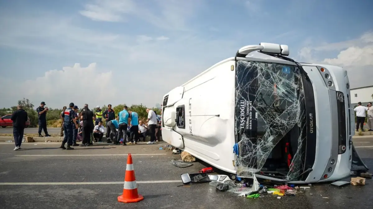 Seventeen Injured in Minibus Accident in Antalya