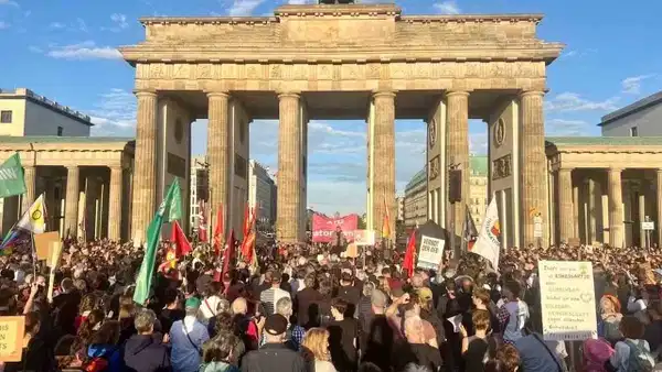 Berlin'de AfD'ye Tepki Gösteren Binlerce Kişi Bir Araya Geldi