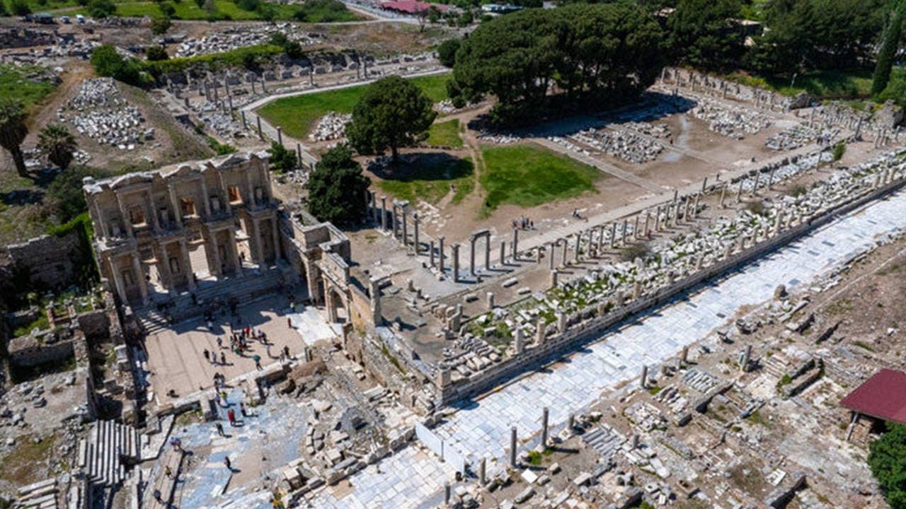 Efes Antik Kenti'nde Kayıp Sütunlar Yeniden Hayat Buluyor