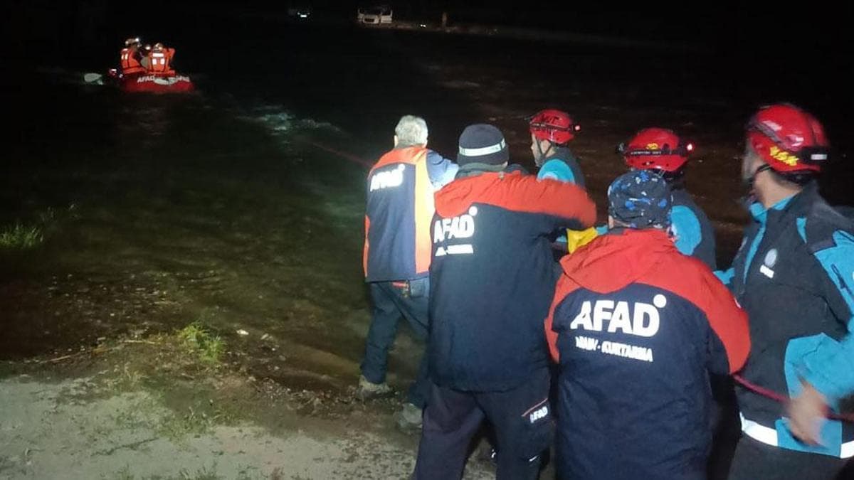 Rescue Operation in Bursa: Four Individuals Stranded in Rising Waters