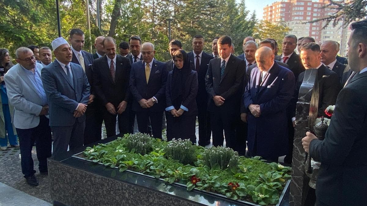 Devlet Bahçeli Honors Alparslan Türkeş with Grave Visit