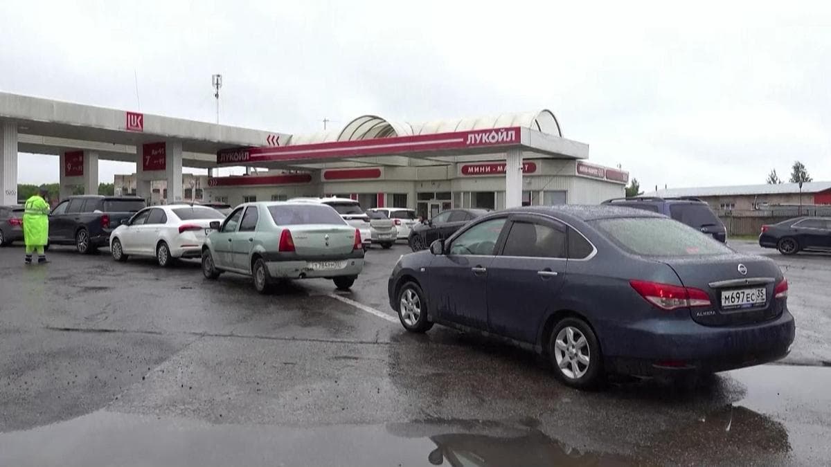 Fuel Crisis Deepens Across Russia Following Drone Strikes on Oil Facilities