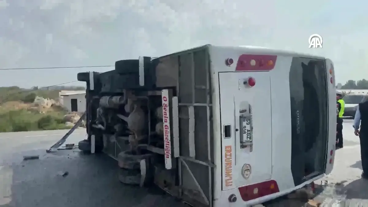 Antalya-Isparta Karayolu'nda Midibüs Devrildi: 5 Kişi Yaralandı