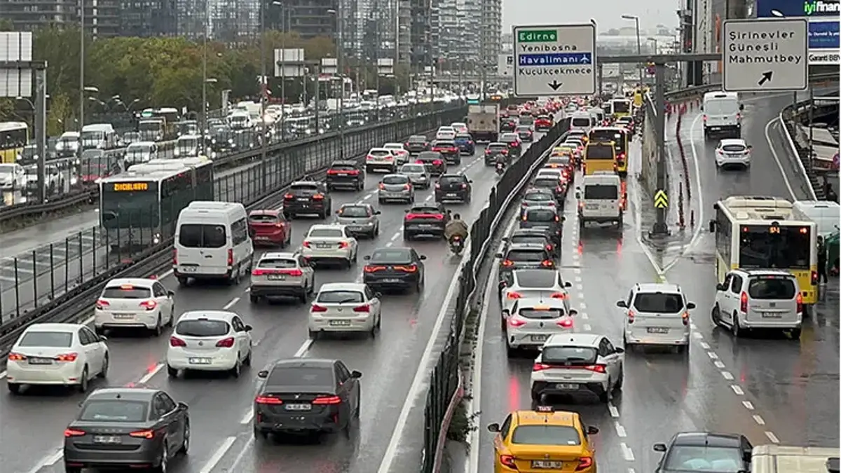 İstanbul'da Sabah Yağışı Trafiği Olumsuz Etkiledi