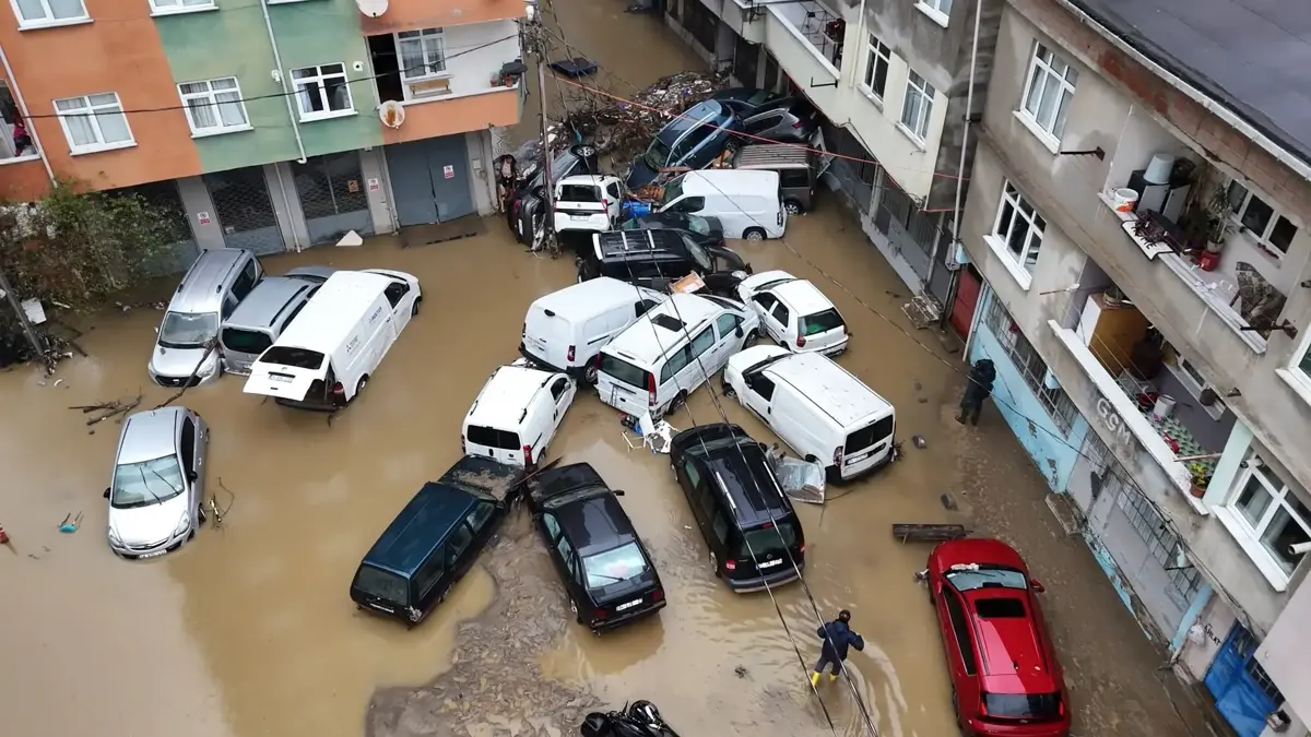 İstanbul Sarıyer'de Şiddetli Yağışlar Sonrası Sel Hasarı Havadan Görüntülendi