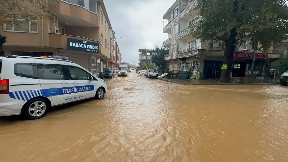 Heavy Rainfall in Sakarya Causes Flooding on Roads