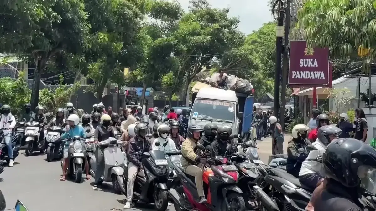 Fuel Crisis Strikes Popular Bali Tourist Destination