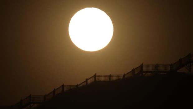 Strawberry Moon Dazzles Skywatchers in Erzincan
