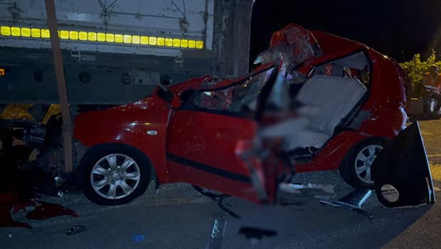 TIR’a Arkadan Çarpan Genç Sürücü Hayatını Kaybetti
