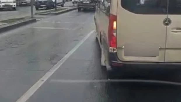Confrontation in Esenyurt: Passenger Reaction to Minibus Driver's Dangerous Maneuvering