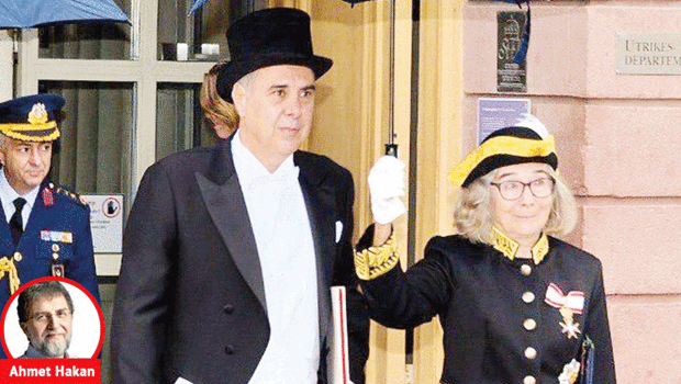 Turkish Ambassador to Sweden Dons Lavish Tailcoat for Royal Meeting