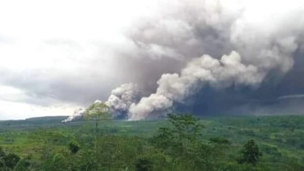 Semeru Yanardağı'ndan Yükselen Küller 900 Metreye Ulaştı