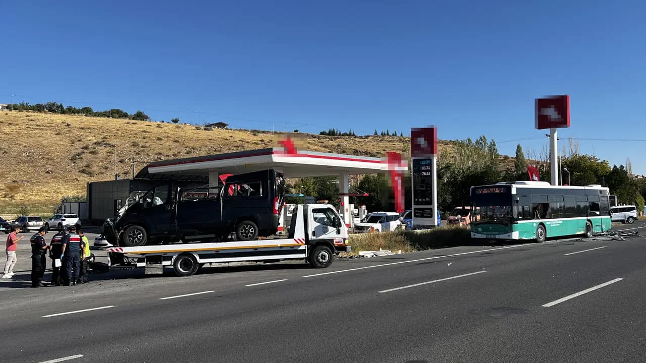 Minibus Collides with Private Public Bus, Resulting in Injuries