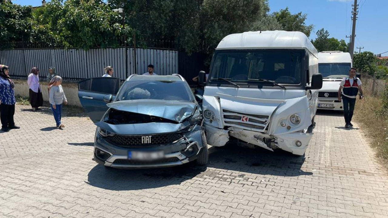 Manavgat'ta Okul Servisi ile Araç Çarpıştı: 9 Yaralı