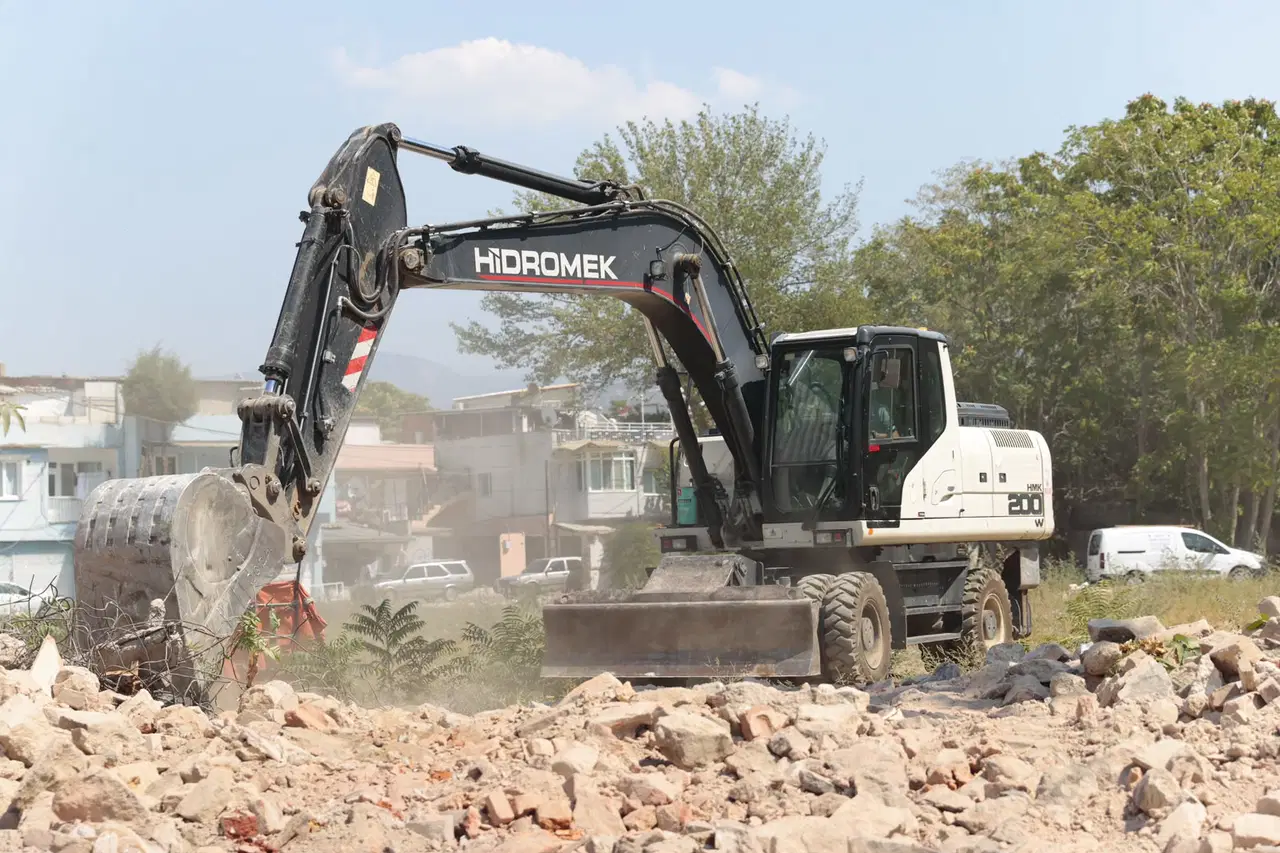 Demolition of Unsafe Structures Continues in Konak