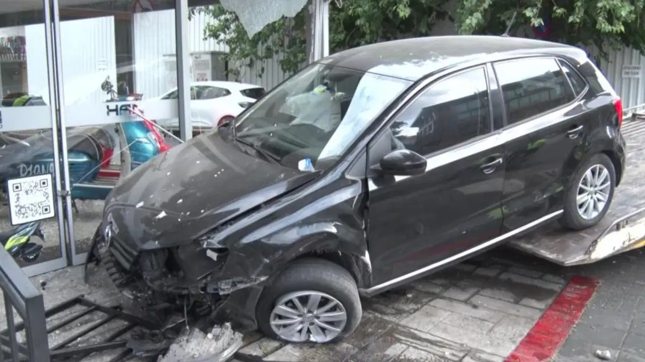 Driver Crashes into Motorcycle Showroom in Kadıköy