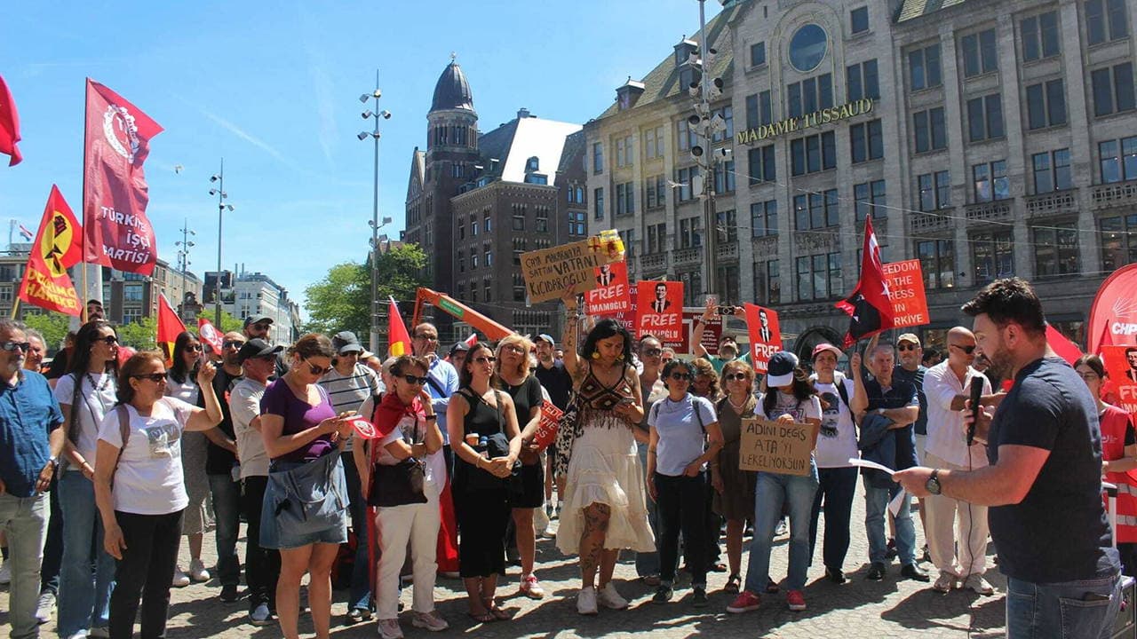Amsterdam'da CHP Kurultayı İptaline Tepki Gösterildi