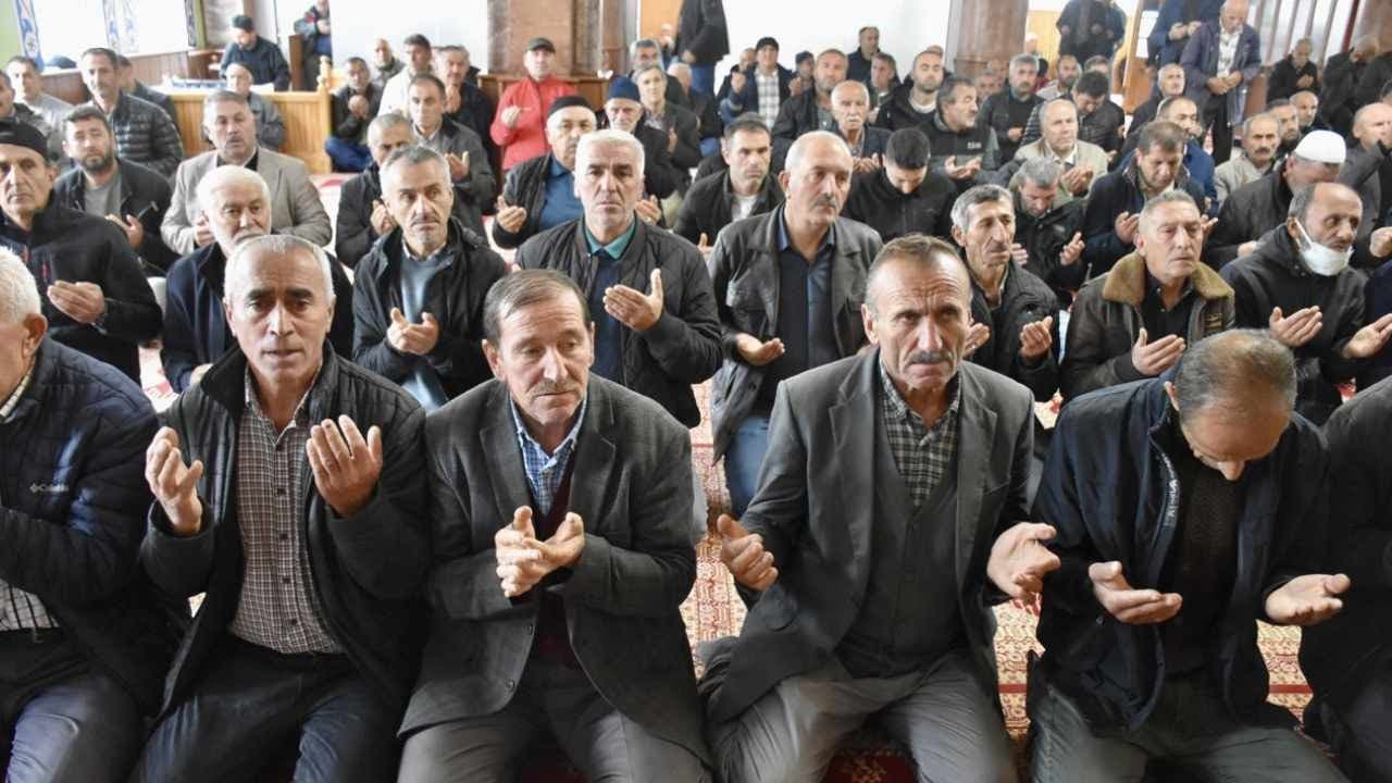 Harvest Prayer Held at Mosque Despite 20-Day Vigil