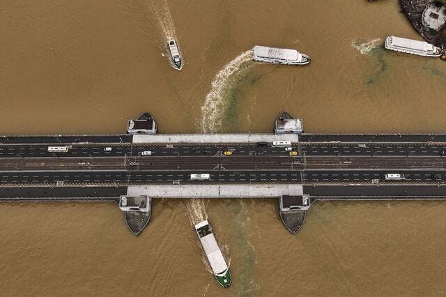 Istanbul Transforms into a Brown Canvas Amid Environmental Concerns