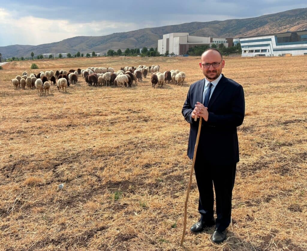 Rektör Açıklama Yaptı: Koyun Fotoğrafının Gerçek Anlamı Ne?