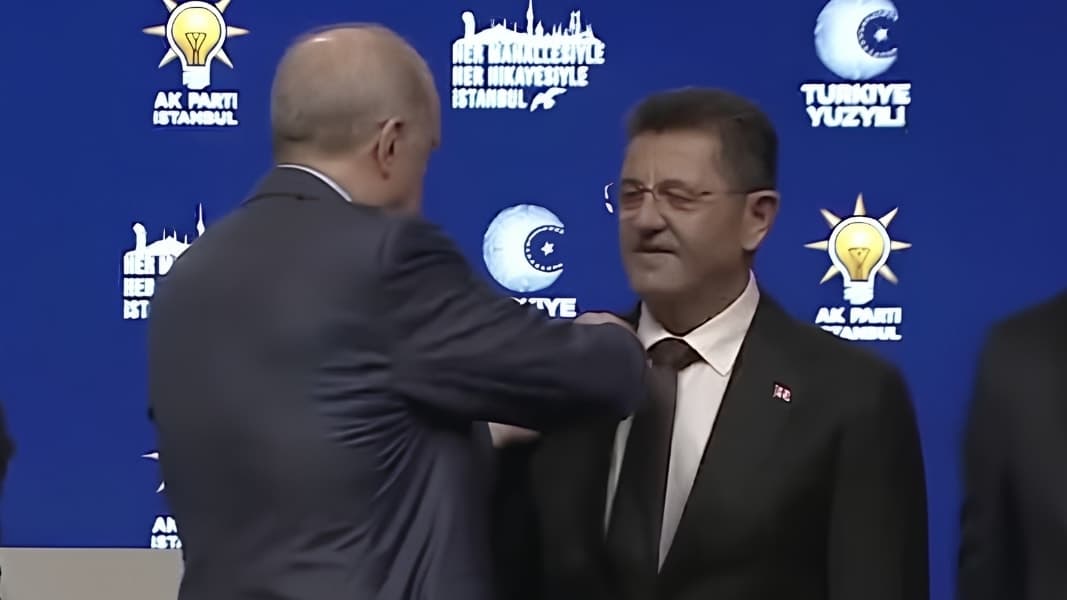 Orhan Çerkez, AKP'ye Katıldı ve Atatürk'ün Portresini Değiştirdi