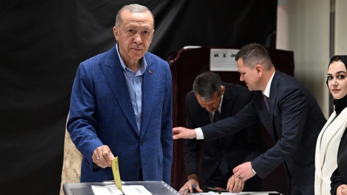 Insider Writer Predicts Date for Early Elections as Possibility Emerges