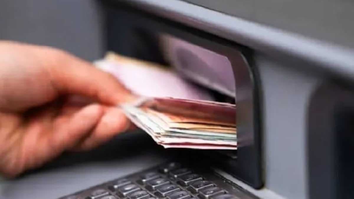 Public Withdraws Funds Amid Fears of Economic Turmoil