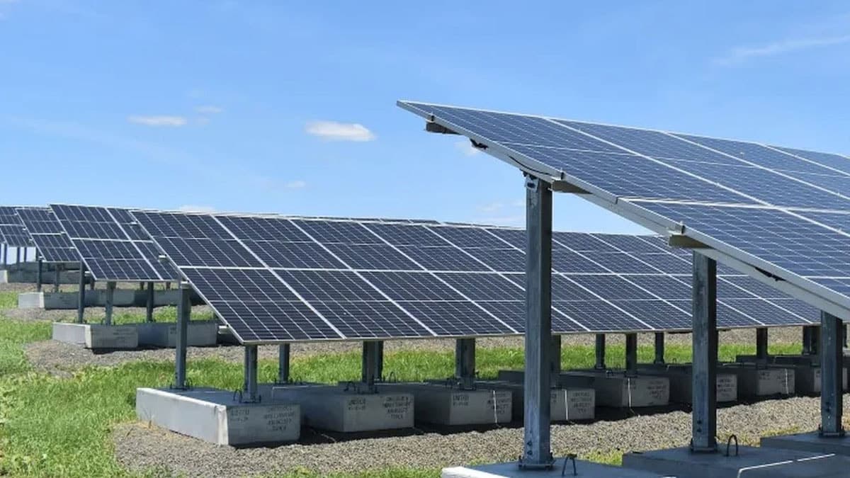 Transforming Waste into Energy: Thousands of Solar Panels Installed at Landfill Site