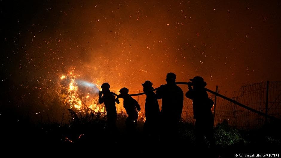 Endonezya'nın Mount Bromo Ulusal Parkı'nda Orman Yangınları 4 İtfaiyeciyi Hayatından Etti