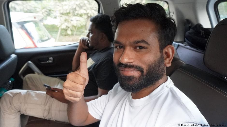 Hindistan'da CJP Lideri Abhijeet Dipke Gözaltından Çıktı